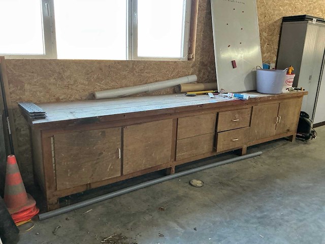 Houten werkbank met inhoud - afbeelding 1 van  14