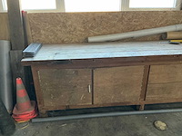 Houten werkbank met inhoud - afbeelding 7 van  14
