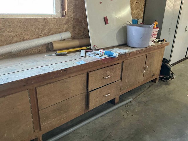 Houten werkbank met inhoud - afbeelding 8 van  14