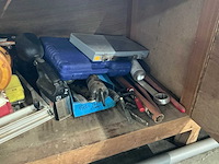 Houten werkbank met inhoud - afbeelding 9 van  14