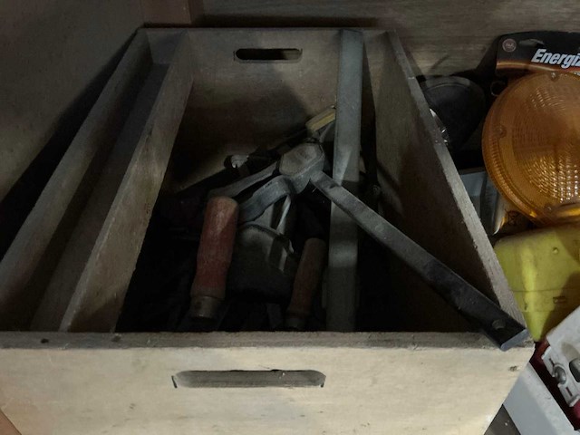 Houten werkbank met inhoud - afbeelding 10 van  14