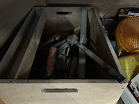 Houten werkbank met inhoud - afbeelding 10 van  14