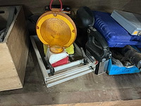 Houten werkbank met inhoud - afbeelding 11 van  14