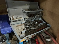 Houten werkbank met inhoud - afbeelding 12 van  14