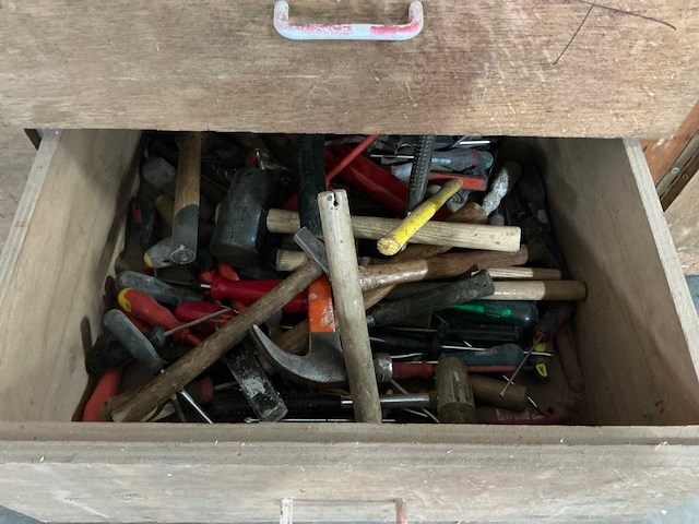 Houten werkbank met inhoud - afbeelding 13 van  14