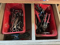 Houten werkbank met inhoud - afbeelding 14 van  14