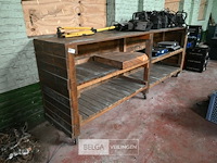 Houten werkbank op wielen