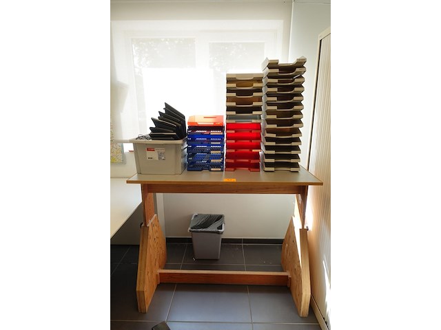 Houten werktafel + kantoortoebehoren - afbeelding 1 van  6