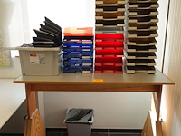 Houten werktafel + kantoortoebehoren - afbeelding 1 van  6
