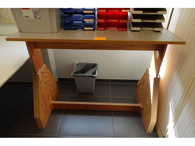 Houten werktafel + kantoortoebehoren - afbeelding 2 van  6