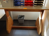 Houten werktafel + kantoortoebehoren - afbeelding 2 van  6
