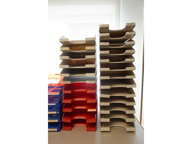 Houten werktafel + kantoortoebehoren - afbeelding 3 van  6
