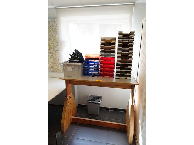 Houten werktafel + kantoortoebehoren - afbeelding 6 van  6