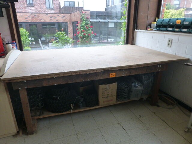 Houten werktafel met inhoud - afbeelding 1 van  5