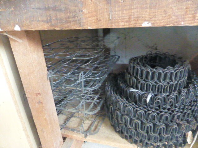 Houten werktafel met inhoud - afbeelding 2 van  5