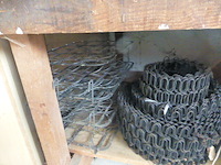 Houten werktafel met inhoud - afbeelding 2 van  5