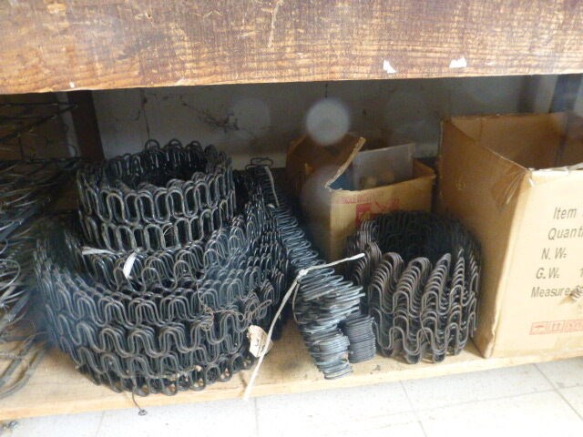 Houten werktafel met inhoud - afbeelding 3 van  5