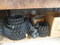 Houten werktafel met inhoud - afbeelding 3 van  5