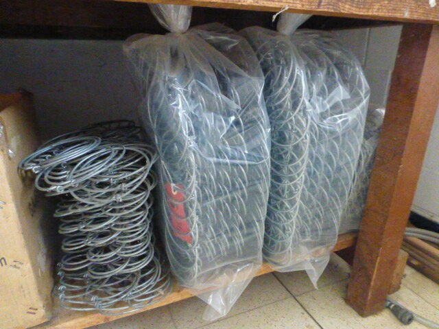 Houten werktafel met inhoud - afbeelding 5 van  5