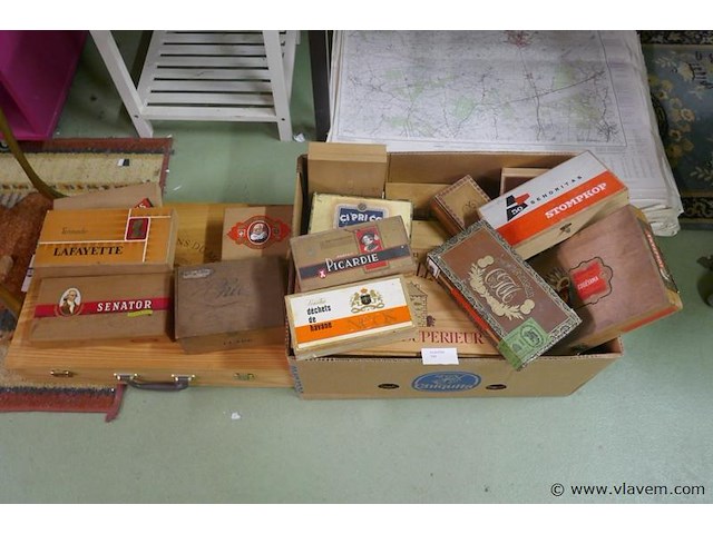 Houten wijndozen en sigaren doosjes - afbeelding 1 van  1