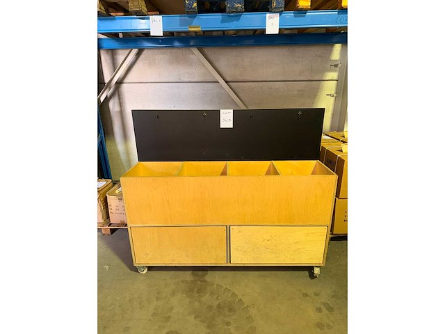 Houten winkelpresentatie / displaybak met vakverdeling - ladenkast - afbeelding 1 van  1