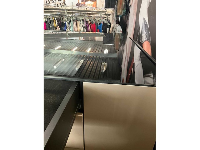 Houten winkeltoon/opbergmeubel - afbeelding 6 van  10