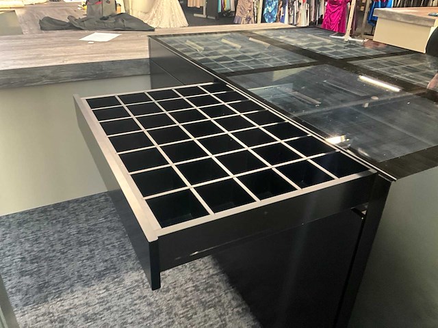 Houten winkeltoon/opbergmeubel - afbeelding 8 van  11