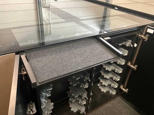 Houten winkeltoon/opbergmeubel - afbeelding 3 van  12