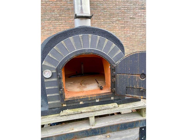 Houtgestookte zwarte kurk pizza-oven - afbeelding 2 van  7