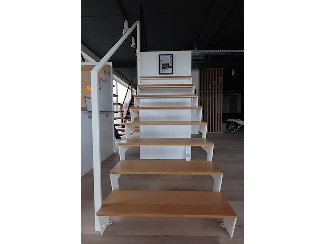 Hout/metalen trap - afbeelding 1 van  4