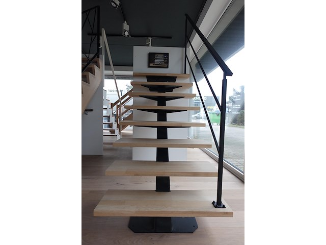 Hout/metalen trap - afbeelding 1 van  2