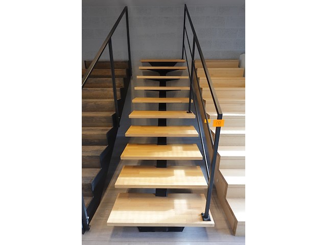 Hout/metalen trap - afbeelding 1 van  2
