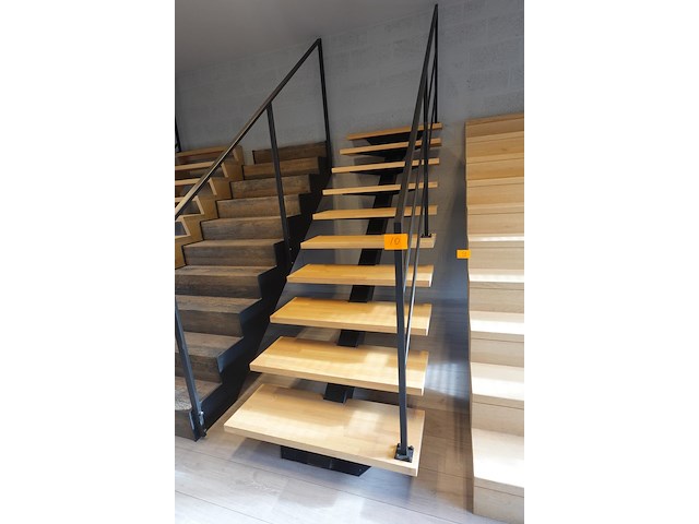 Hout/metalen trap - afbeelding 2 van  2