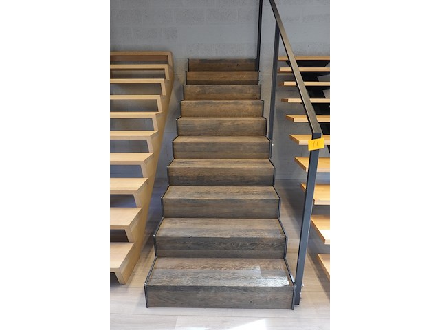 Hout/metalen trap - afbeelding 1 van  2