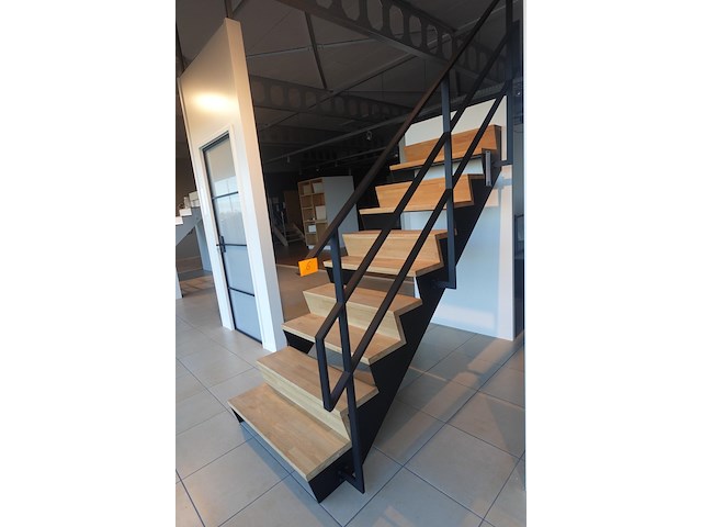 Hout/metalen trap - afbeelding 1 van  3