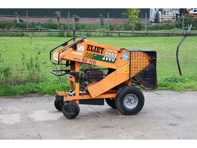 Houtversnipperaar eliet super prof 2000 benzine 18pk 2011 - afbeelding 1 van  1