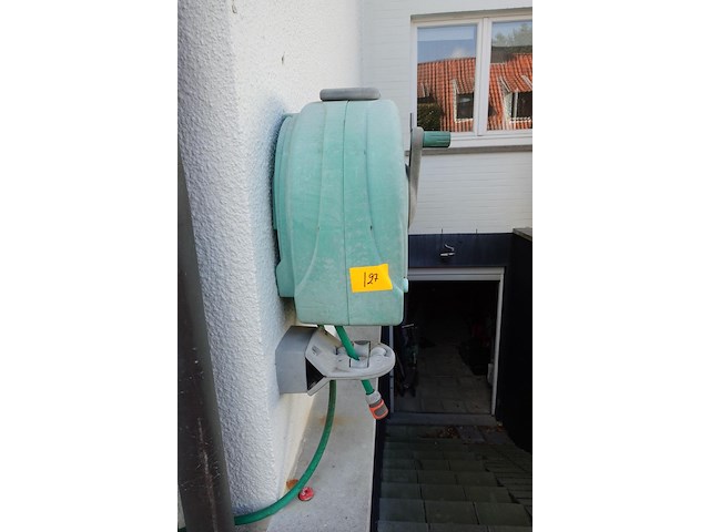Hozelock muurhaspel met tuinslang - afbeelding 2 van  3