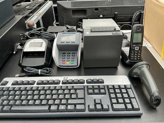 Hp rp5700 kassa met monitor,geldlade betaalautomaat enz - afbeelding 3 van  3