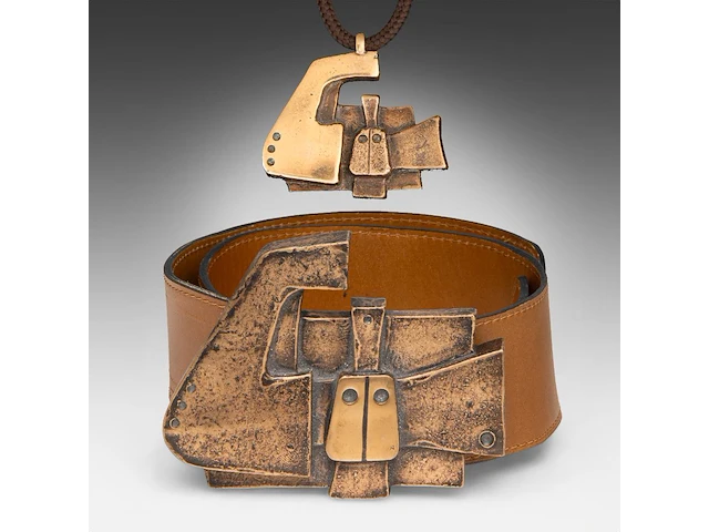 Hubert minnebo (1940), a leather belt with a bronze brown patinated buckle and a ditto pendant, 1/1, signed (+) - afbeelding 1 van  7