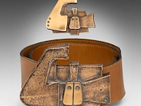 Hubert minnebo (1940), a leather belt with a bronze brown patinated buckle and a ditto pendant, 1/1, signed (+)