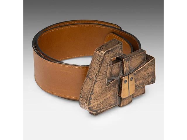 Hubert minnebo (1940), a leather belt with a bronze brown patinated buckle and a ditto pendant, 1/1, signed (+) - afbeelding 2 van  7