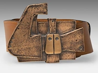 Hubert minnebo (1940), a leather belt with a bronze brown patinated buckle and a ditto pendant, 1/1, signed (+) - afbeelding 3 van  7