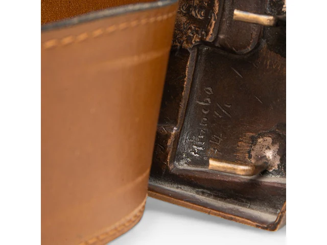 Hubert minnebo (1940), a leather belt with a bronze brown patinated buckle and a ditto pendant, 1/1, signed (+) - afbeelding 4 van  7