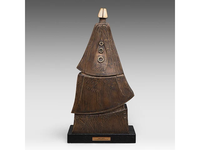 Hubert minnebo (1940), 'de nuraghi-vormgeving lag hem wel', polished and brown patinated bronze, 4/4, 2000, signed (+) 56 x 30 x 20 cm. (22.05 x 11.81 x 7.87 in.) - afbeelding 1 van  8