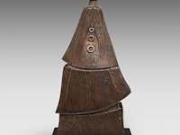 Hubert minnebo (1940), 'de nuraghi-vormgeving lag hem wel', polished and brown patinated bronze, 4/4, 2000, signed (+) 56 x 30 x 20 cm. (22.05 x 11.81 x 7.87 in.)