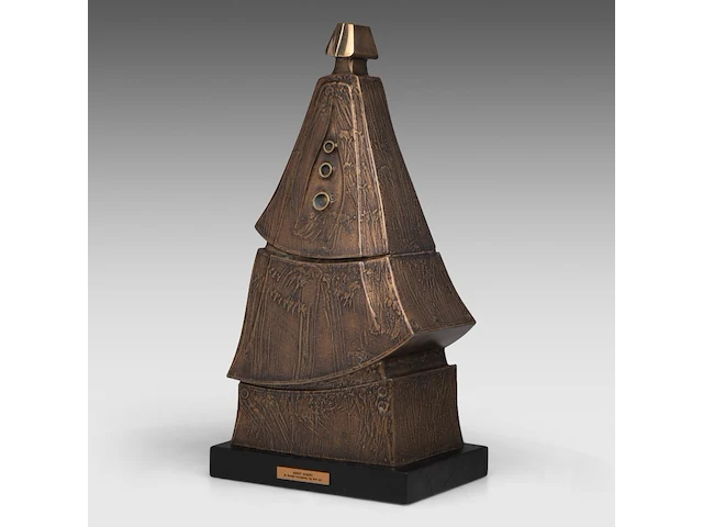 Hubert minnebo (1940), 'de nuraghi-vormgeving lag hem wel', polished and brown patinated bronze, 4/4, 2000, signed (+) 56 x 30 x 20 cm. (22.05 x 11.81 x 7.87 in.) - afbeelding 2 van  8