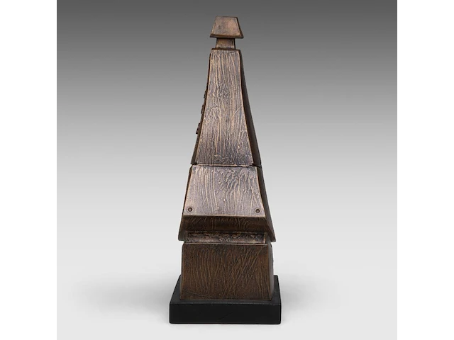 Hubert minnebo (1940), 'de nuraghi-vormgeving lag hem wel', polished and brown patinated bronze, 4/4, 2000, signed (+) 56 x 30 x 20 cm. (22.05 x 11.81 x 7.87 in.) - afbeelding 6 van  8