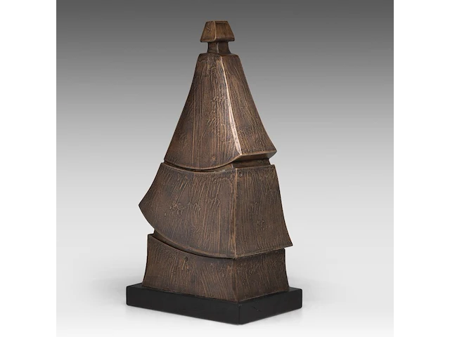 Hubert minnebo (1940), 'de nuraghi-vormgeving lag hem wel', polished and brown patinated bronze, 4/4, 2000, signed (+) 56 x 30 x 20 cm. (22.05 x 11.81 x 7.87 in.) - afbeelding 7 van  8