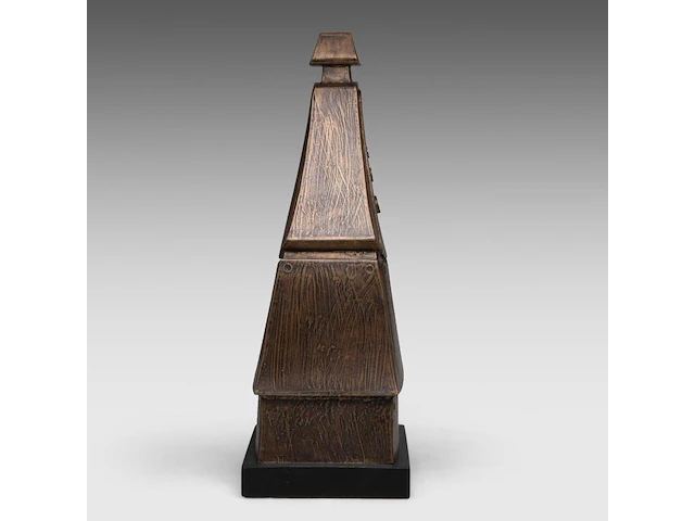 Hubert minnebo (1940), 'de nuraghi-vormgeving lag hem wel', polished and brown patinated bronze, 4/4, 2000, signed (+) 56 x 30 x 20 cm. (22.05 x 11.81 x 7.87 in.) - afbeelding 8 van  8
