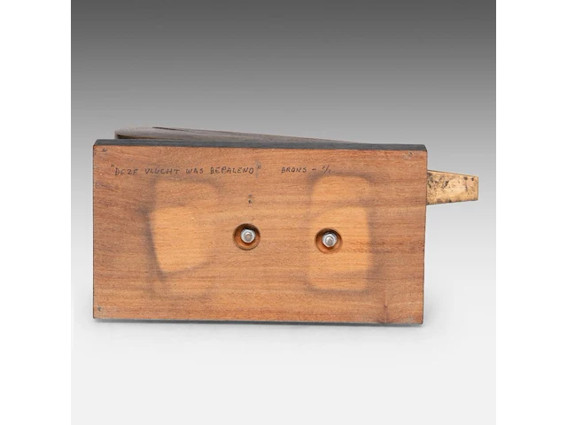 Hubert minnebo (1940), 'deze vlucht was bepalend', polished and brown patinated bronze, 1/1, 2010, signed (+) 26 x 32.5 x 11 cm. (10.24 x 12.80 x 4.33 in.) - afbeelding 8 van  8